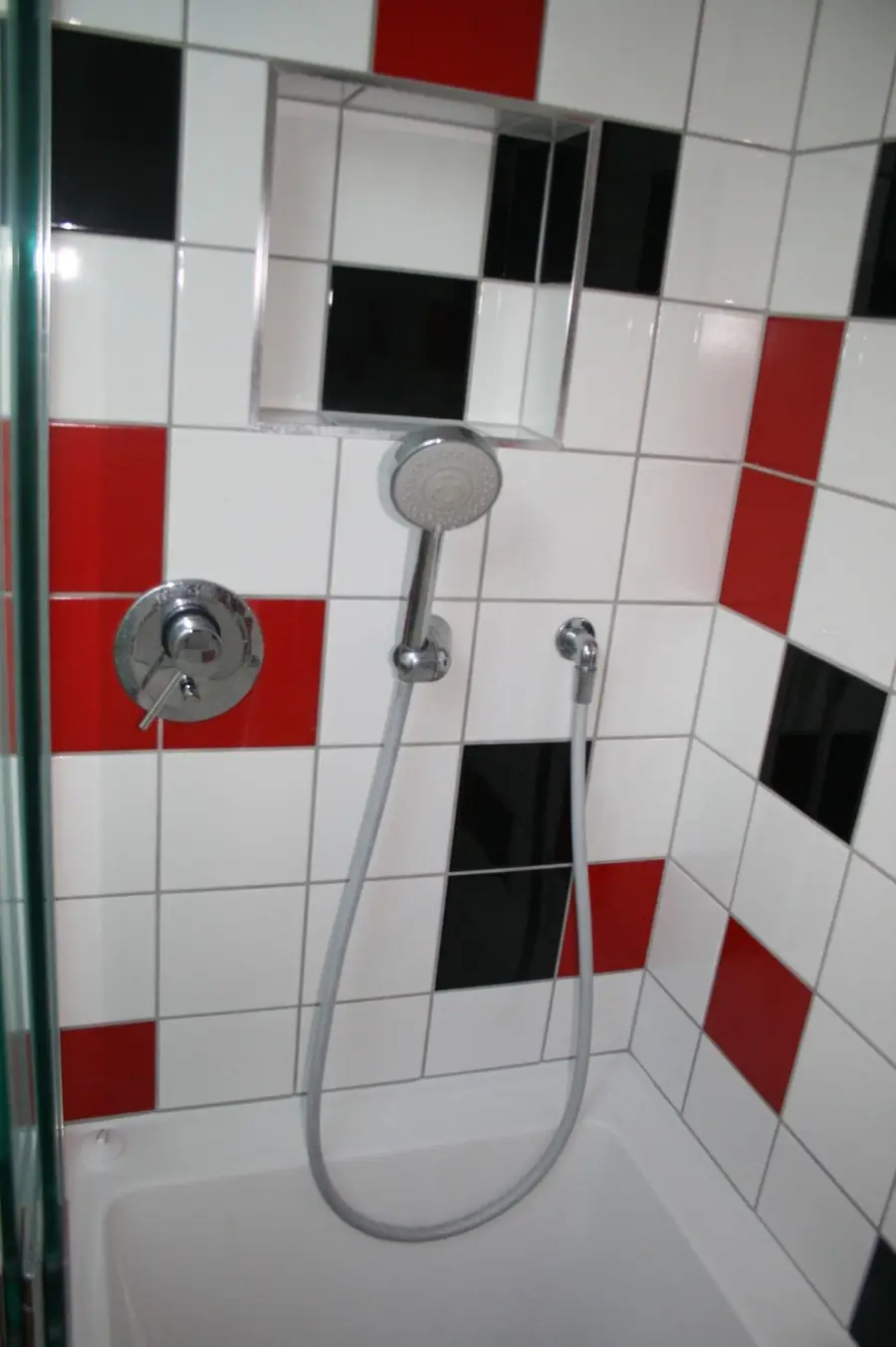 Feature-tiled shower & mixer
